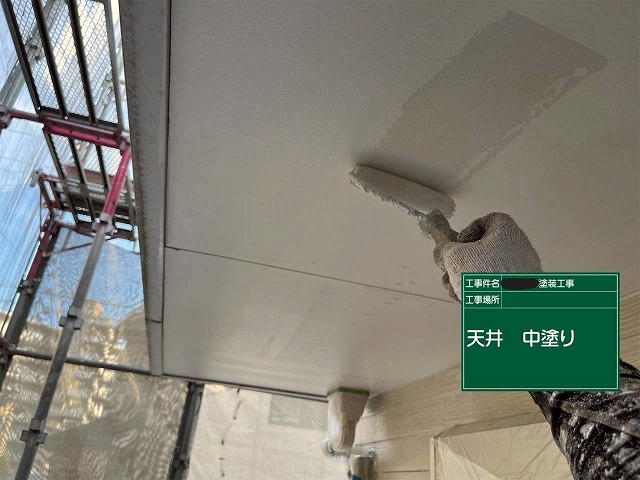 明石市の戸建て　軒天の中塗り